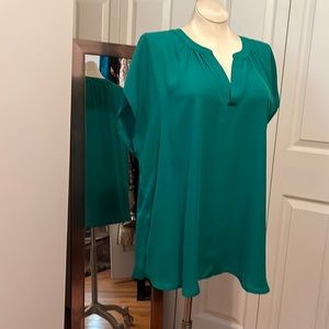 Roz and Ali Kelly Green blouse Flowey short sleeve and V-neck